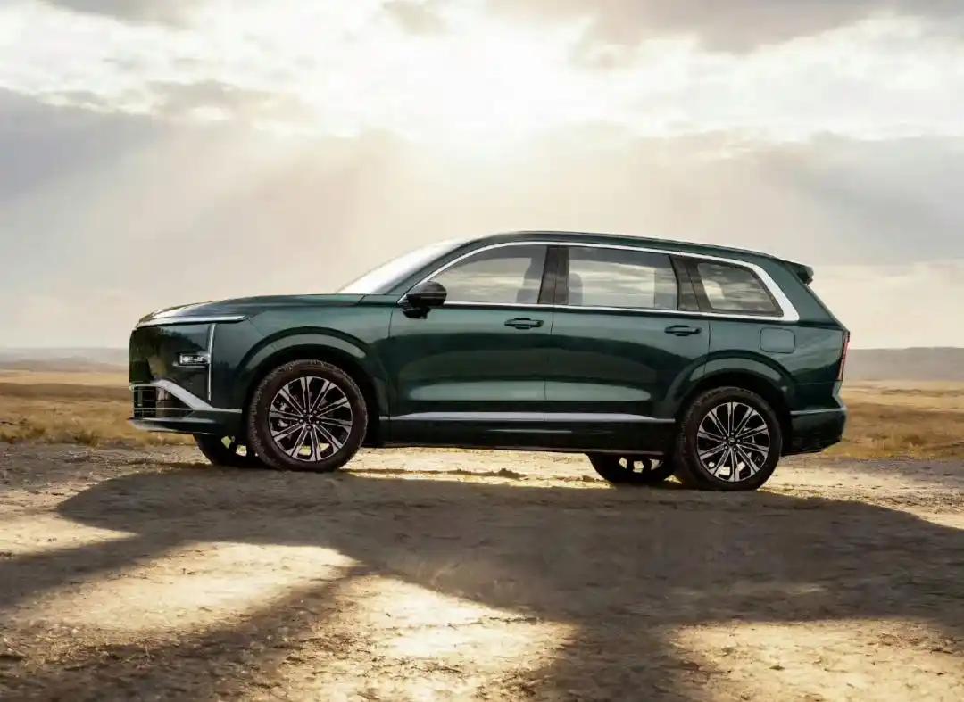 五菱大6座插混SUV“奶爸车”官图发布，预计13万起，网友：“半价理想”来了!