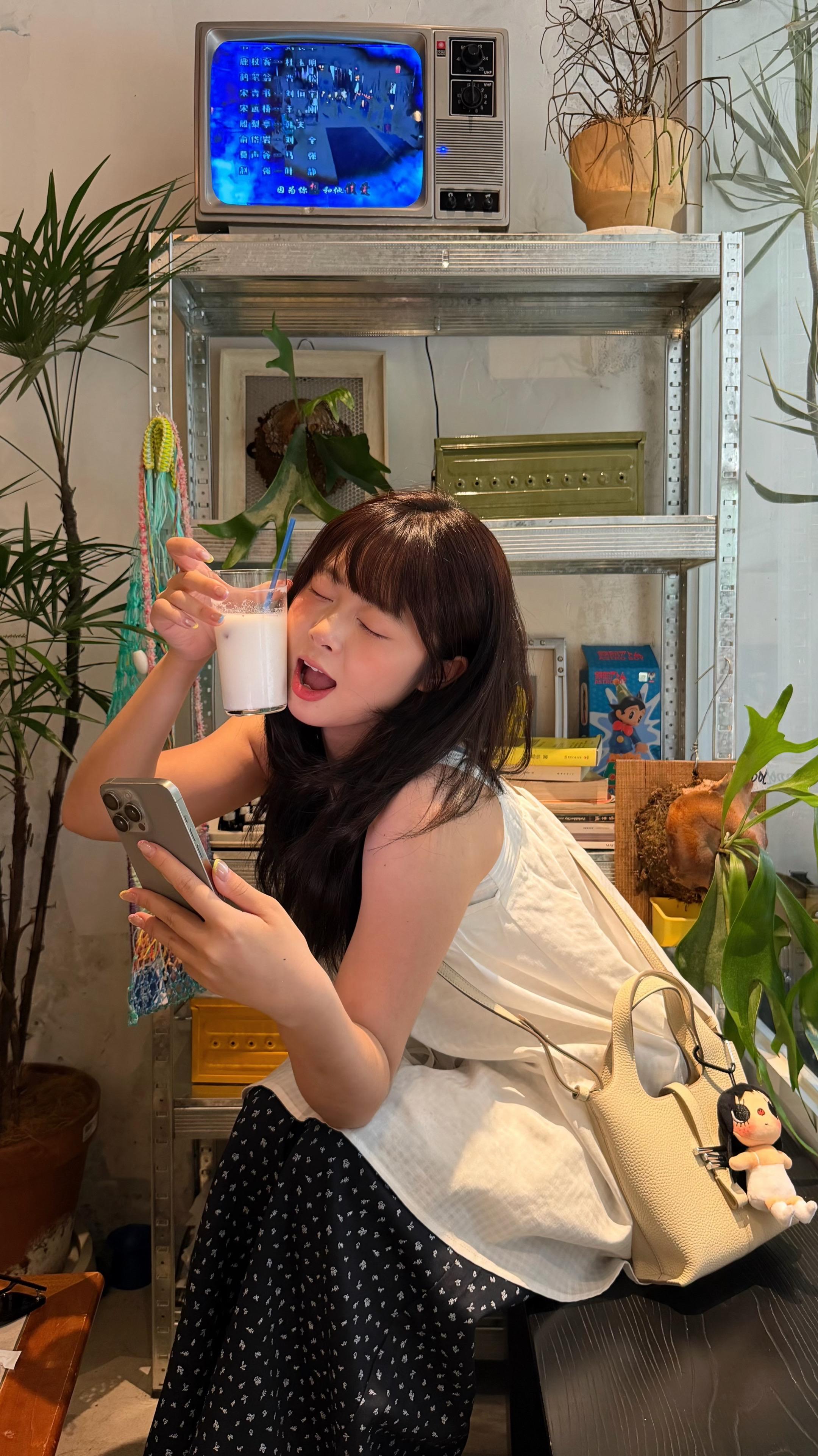黑发 白裙 小碎花 是夏天的感觉。