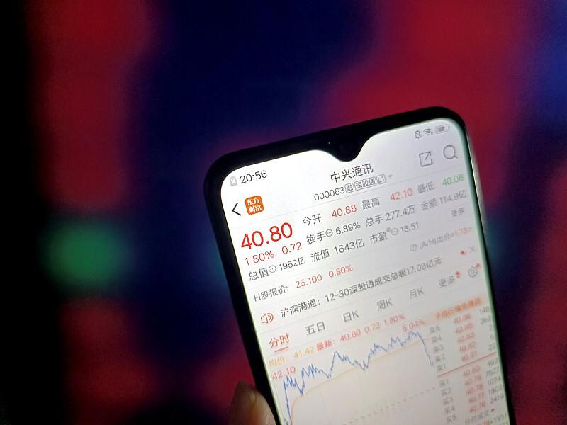 会有人投资中兴通讯吗？这还挺值得琢磨。开源证券给了它买入评级，2025年营收13