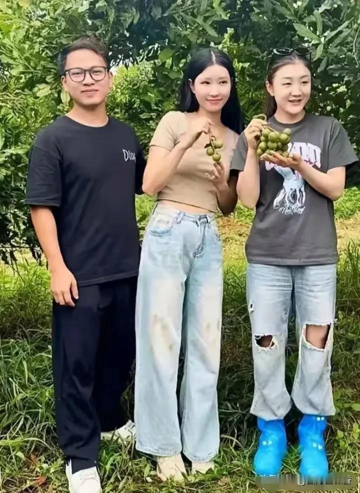 陈梦在广西，一身农家小妹装扮，邀约着几个好友，青山绿水间，呼吸着清新的泥土香气，