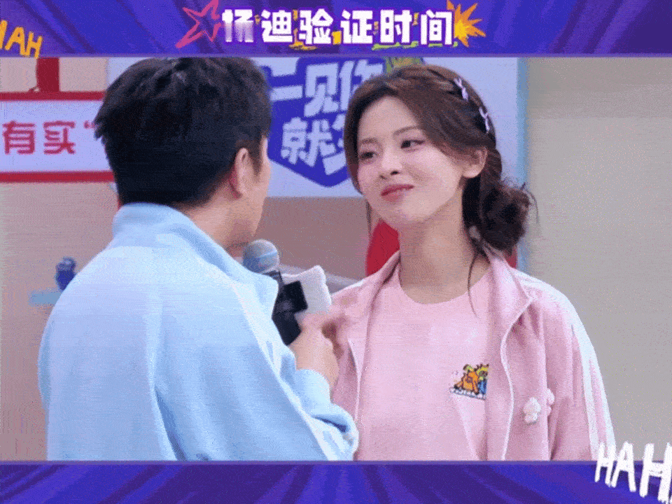 张婧仪摸周翊然喉结我的妈呀！！张婧仪周翊然两人的互动好甜啊[哇][哇][哇]张婧
