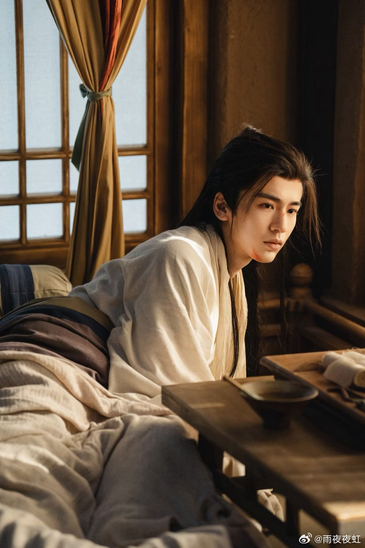 张凌赫这种帅哥演戏装脆弱最狠了 明明长这么好看，演起脆弱戏来一点不矫情，眼神里全