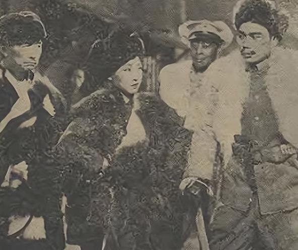 1925年，连长老白龙走进妓院，点名要一位女子作陪。就在俩人宽衣解带时，老白龙突