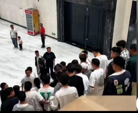 贵州男子与女子办结婚宴席，然后同一家酒店为自己的前女友办理孩子100日宴席。
