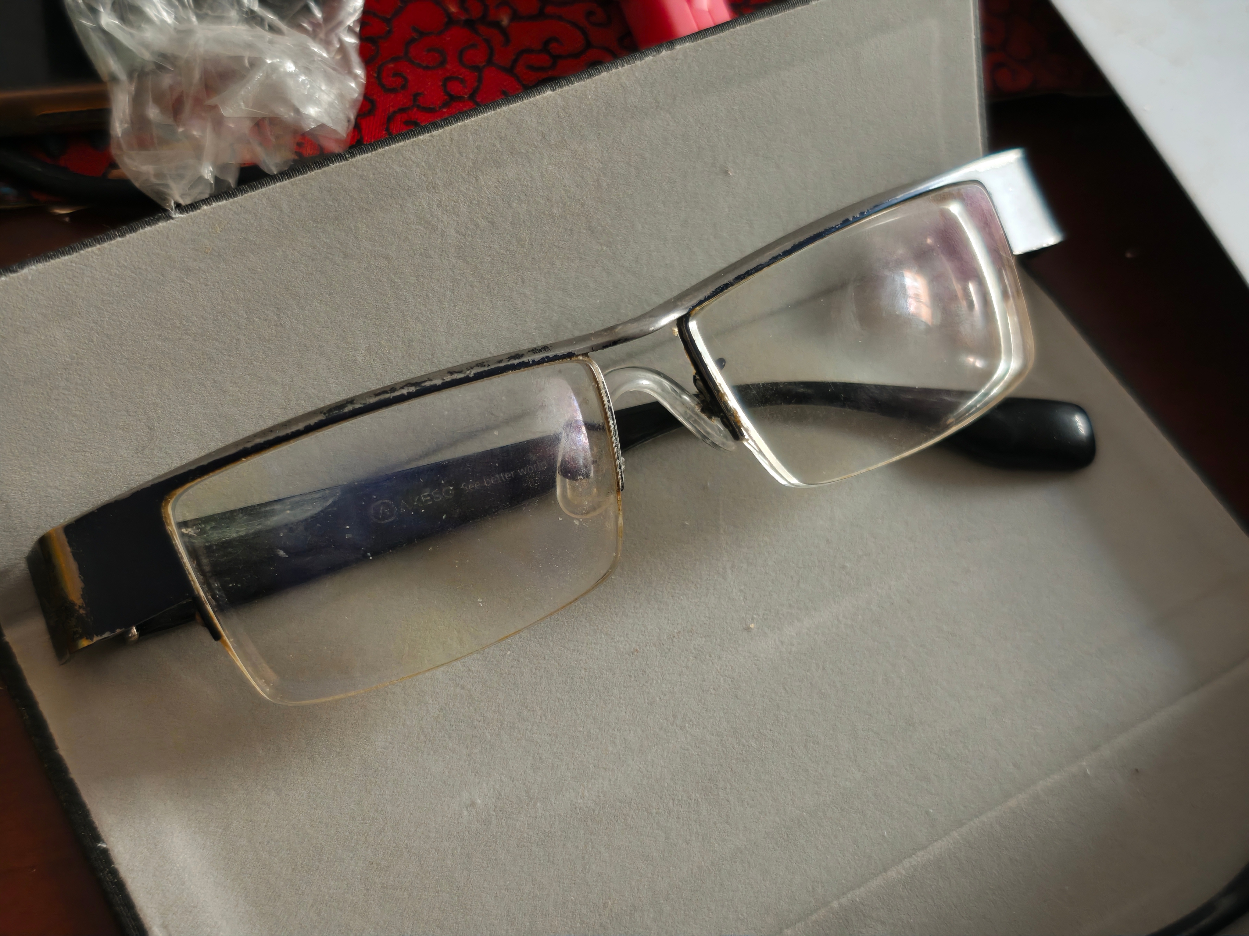 找了几家眼镜店，都没能修好眼镜，也没有能换的镜架，估计是没戏了十几年前的蔡司镜片