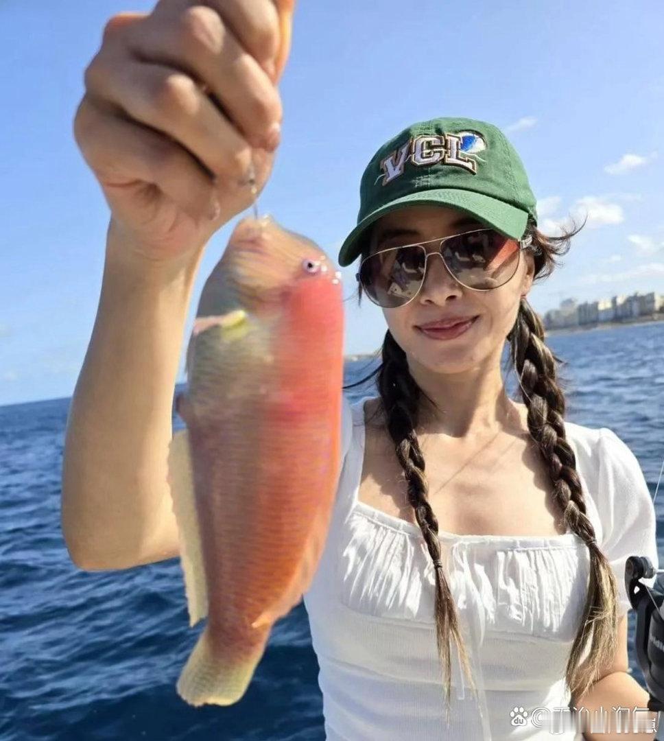 蔡依林惬意出海度假，随性自在活力满满，岁月不减元气，悠闲垂钓氛围感十足。 