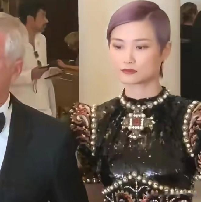 大家发现没？李宇春真是内娱“玄学”。甭管网上咋风浪，她该干嘛干嘛，这情商确实稳 