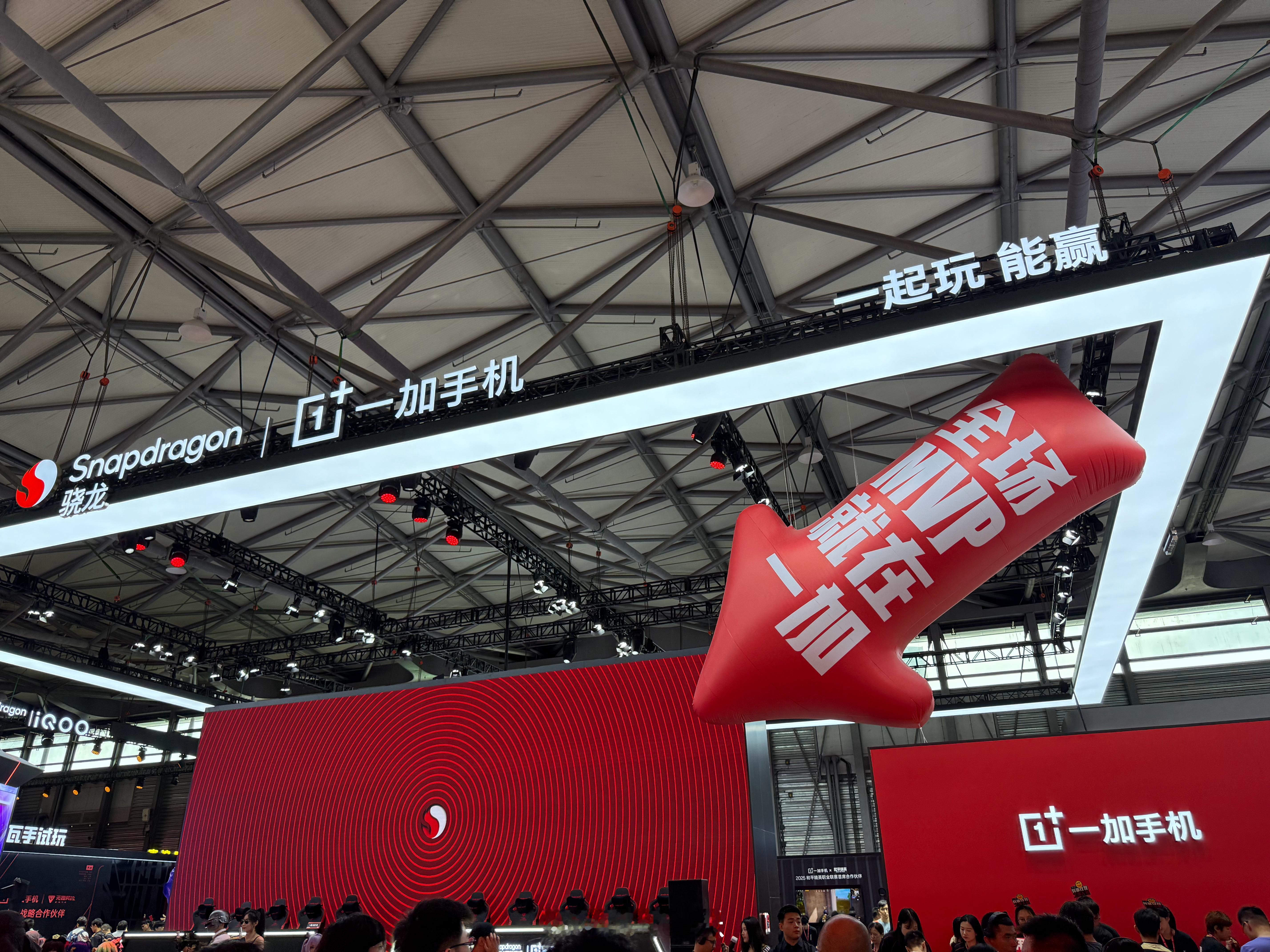 前方记者带来一加ChinaJoy 现场图文报道，现场好礼领不停啊，就在骁龙馆主题