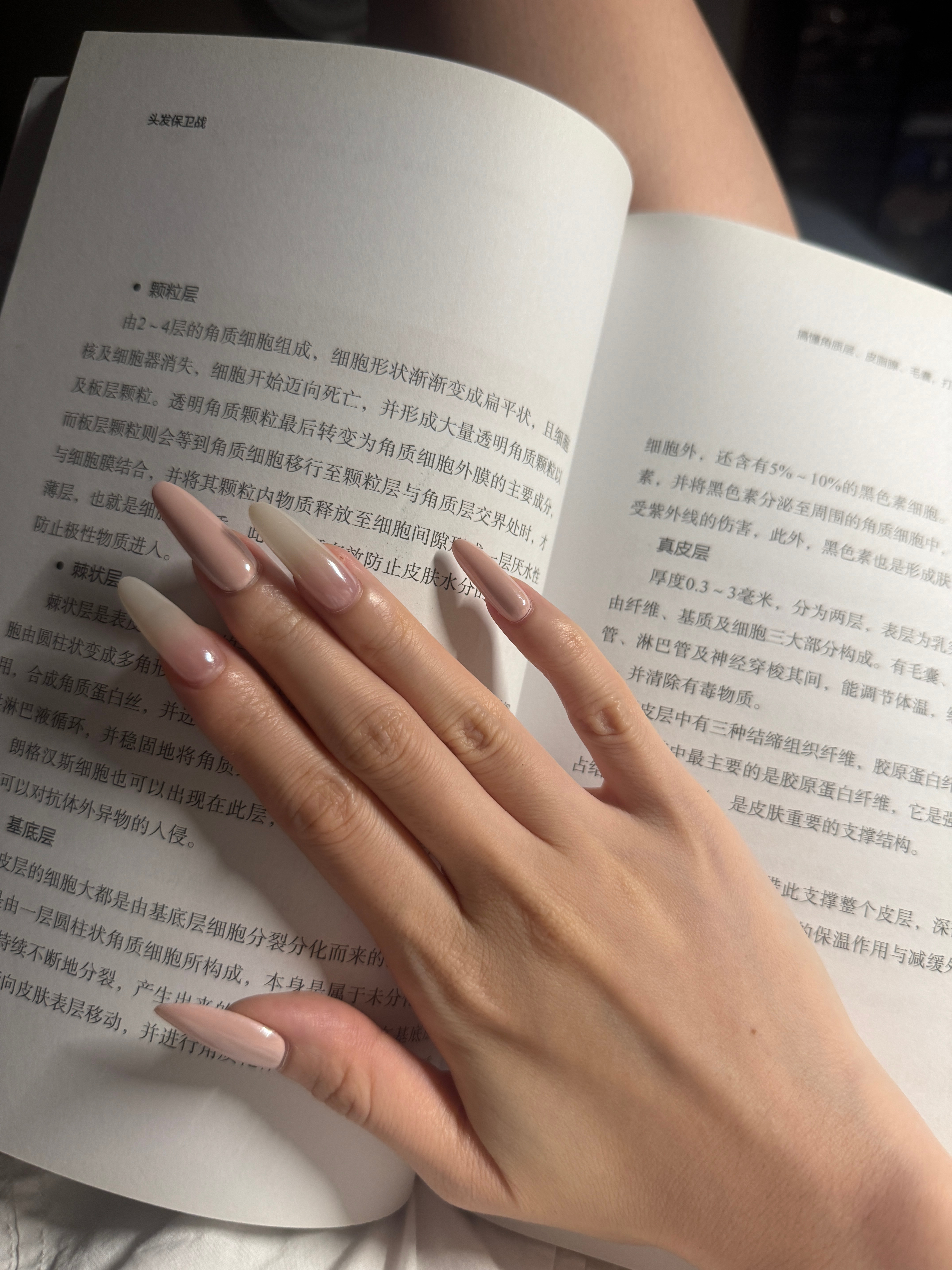 这个款式的美甲我已经做三回了，感觉写着我的名字，特别搭我的衣服和妆。 