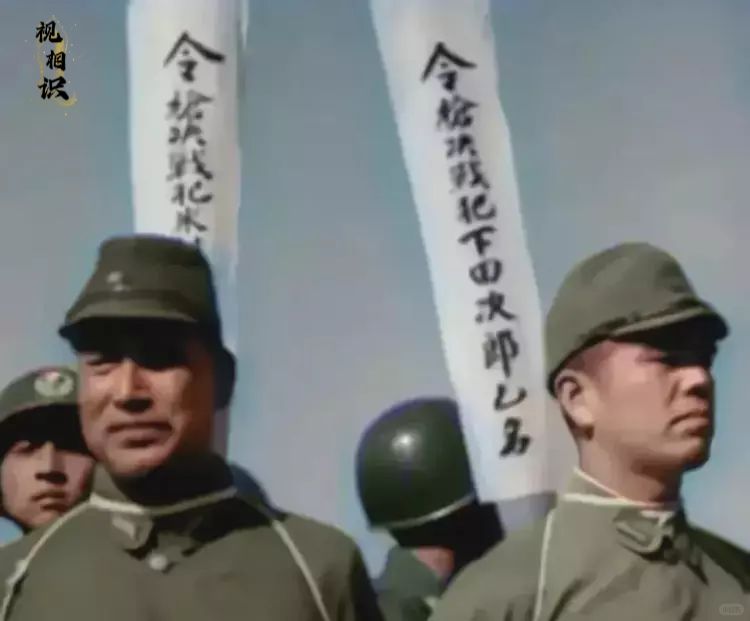 1947年，上海刑场，日本战犯米村春喜和下田次郎被处决前的照片，在最后的时刻，他...