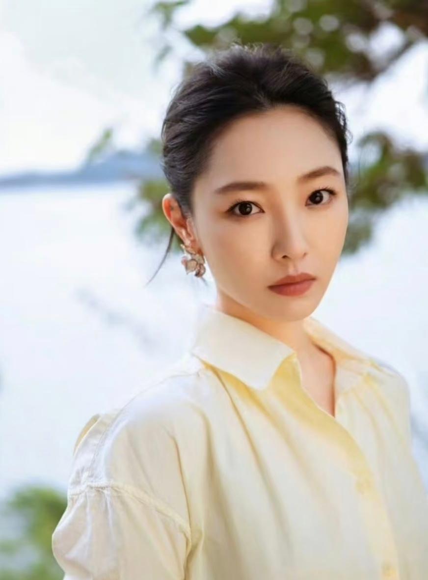 白百何有两个孩子，我不意外，
白百何被爆新恋情，我也不意外，
但最令我意外的是，