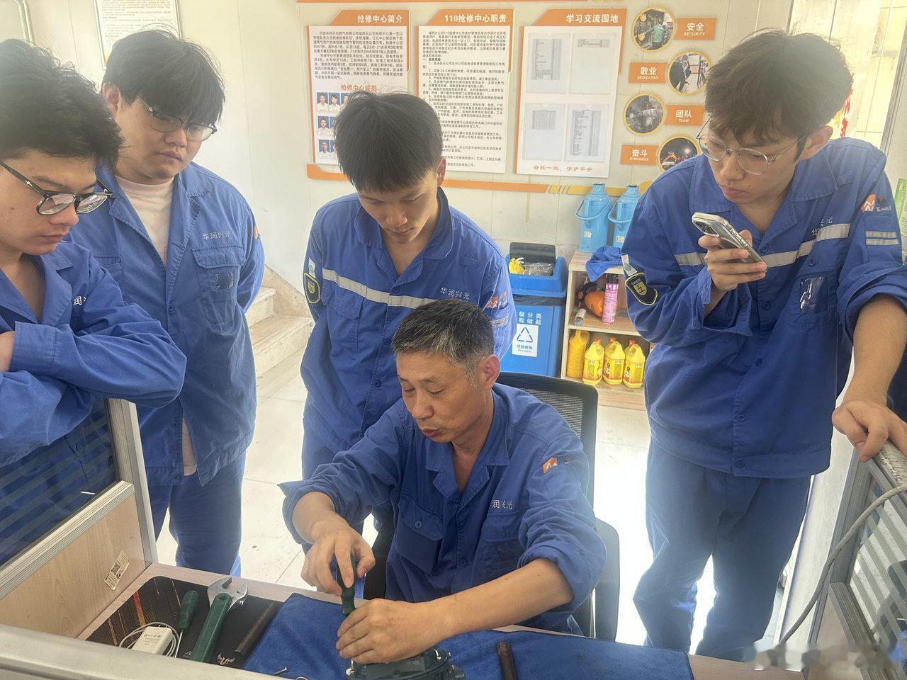 从零基础到省技能冠军宁波师徒接力传承工匠初心 近日，宁波华润兴光燃气的杜聪拿下2