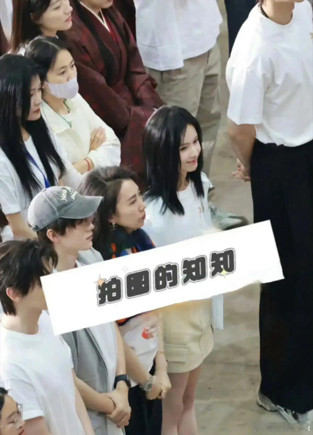 翘楚 陈都灵周翊然《翘楚》开机男女主开机现场全程无交流，看着蛮尴尬，番位闹来闹去