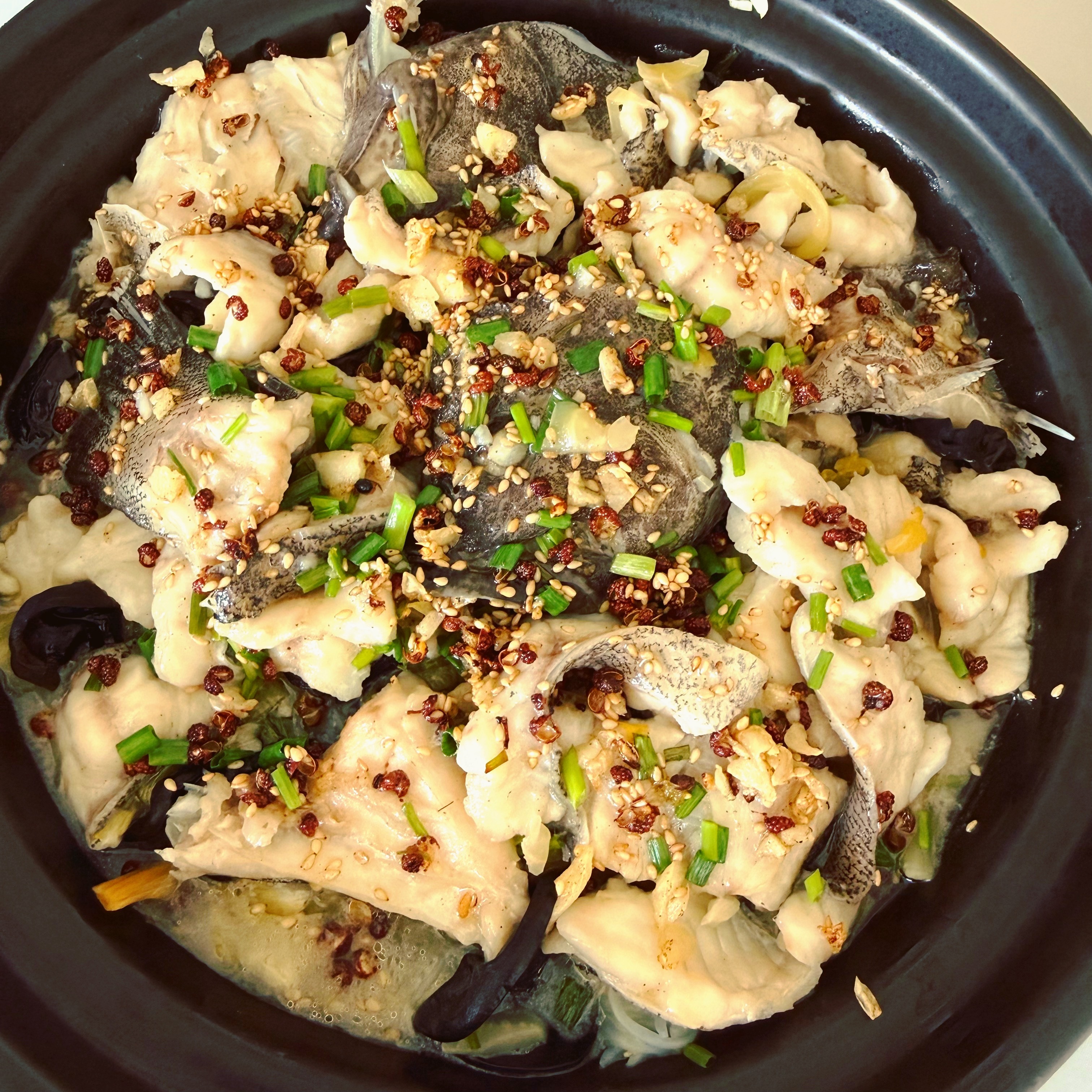 没有什么疲惫，是一锅酸菜鱼治愈不了。鱼肉滑溜溜，酸菜够味，连汤都想多喝两口。 
