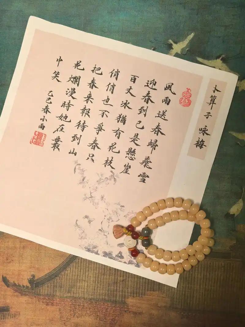 下联：香心研墨写新诗

赏析：上联“玉手翻书寻古句”，以纤纤玉手翻阅书卷、寻觅古