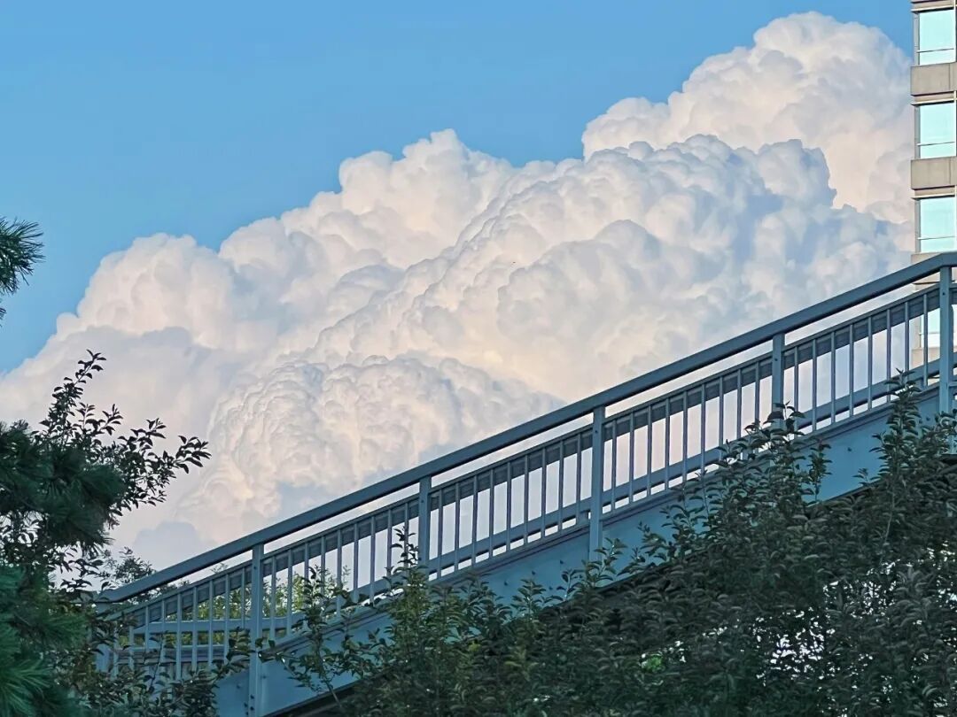 今天，北京上空飘来一团巨大的云！(图源:人民日报)北京的云 北京天边一朵巨型漫画