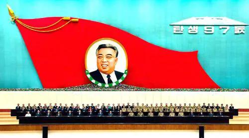 近日，韩国军队突然出一奇招，再次让人瞠目结舌——他们竟然在自家的坦克上挂上了朝鲜