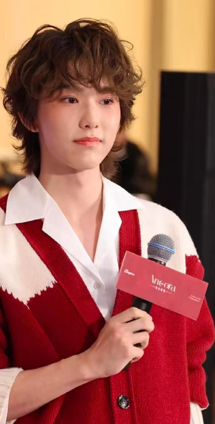 马柏全圣诞卷毛造型马柏全参加线下品牌活动，一身红白毛衣造型，圣诞气息浓厚！马柏全