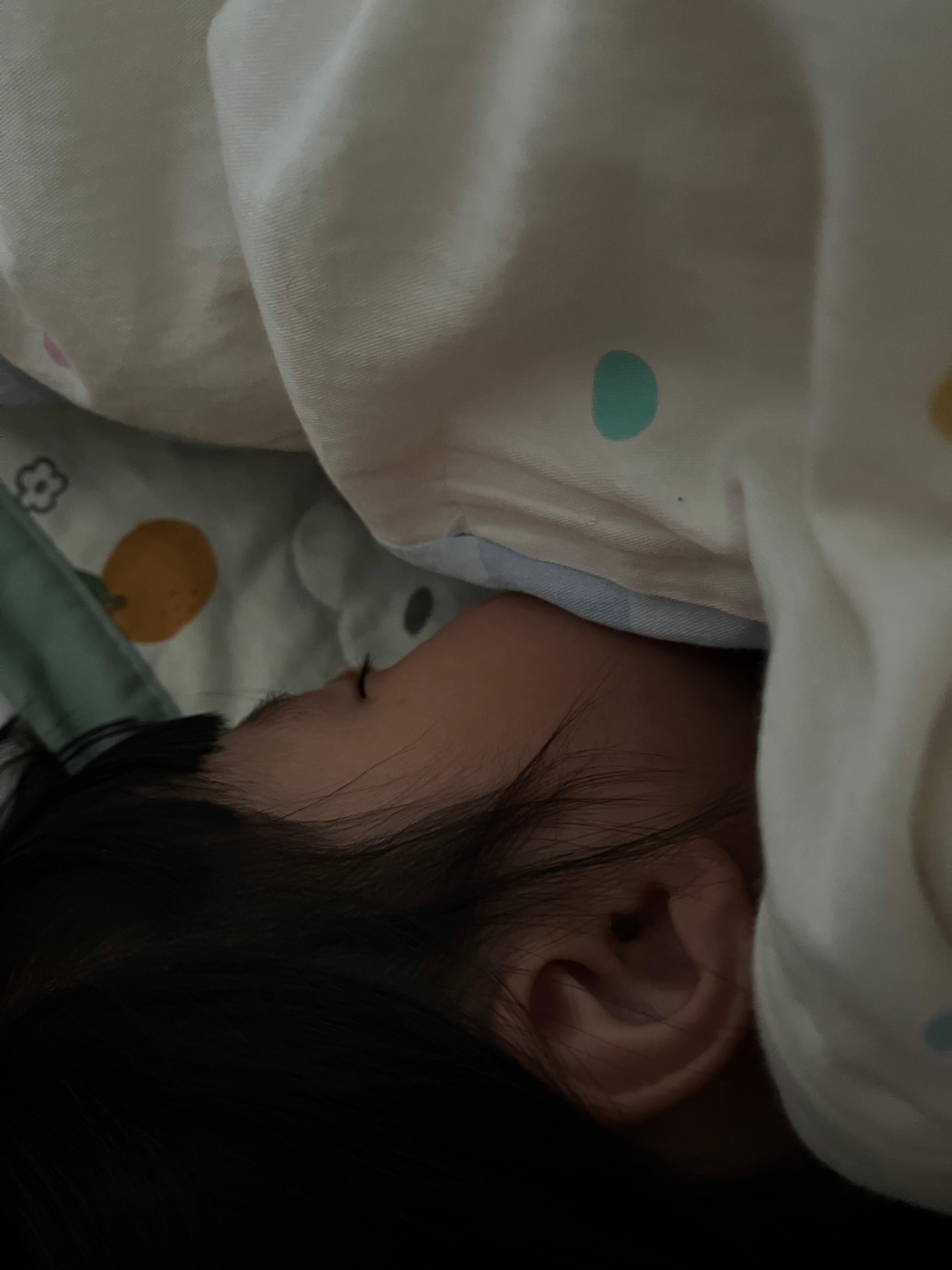 昨晚给娃读完书，就和她一起睡觉，天冷，睡得真舒服，我们9点多就睡。现在买了⏰回来