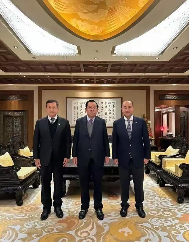 柬埔寨被泰国打了，
国际社会为啥集体沉默？
这事儿其实挺有意思的。你洪森父子这些