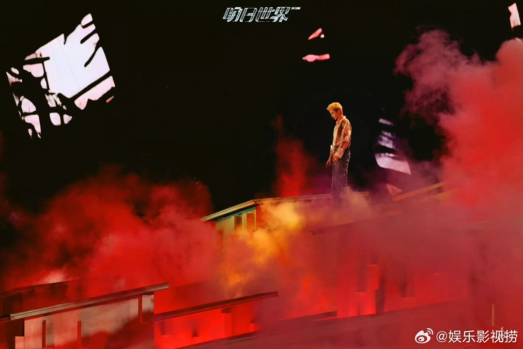 汪苏泷弹吉他还不忘噘嘴一边认真驾驭吉他旋律，一边自带可爱小表情，汪苏泷总能在舞台