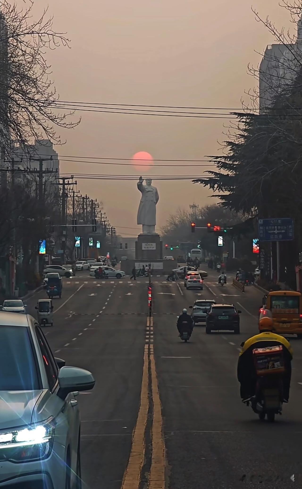 历史不会说话，但这些建筑会：伟大的中国共产党万岁！战无不胜的毛泽东思想万岁！
新