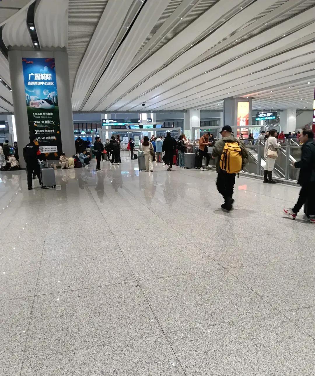 昨晚坐D车回，票上写0:58开，结果拖到1:18才动，广播说晚点20分钟。

车