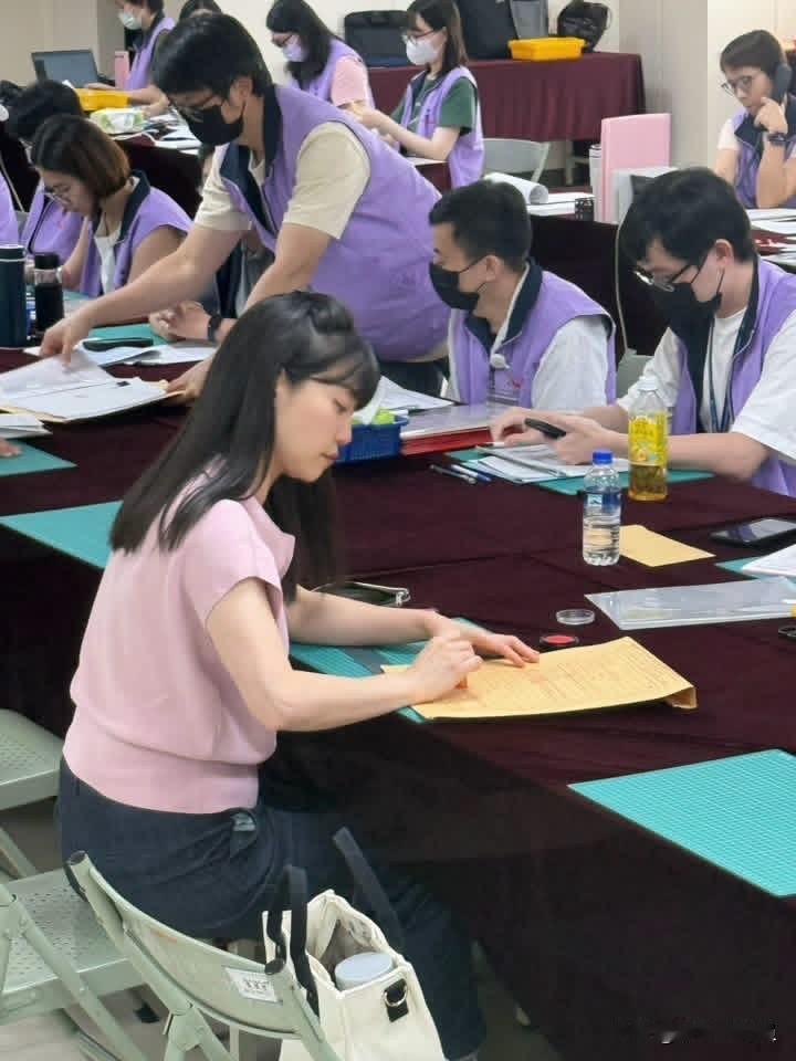 民进党前立委高嘉瑜今（1日）在脸书发文称，今天我完成内湖南港市议员参选登记！一路