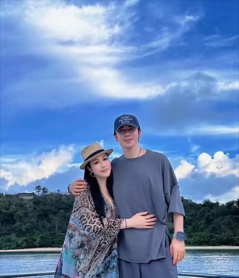 他们这对姐弟恋很艰难，婆婆想要孩子她却不能生了！她和前夫生的几个女儿倒是都给带过