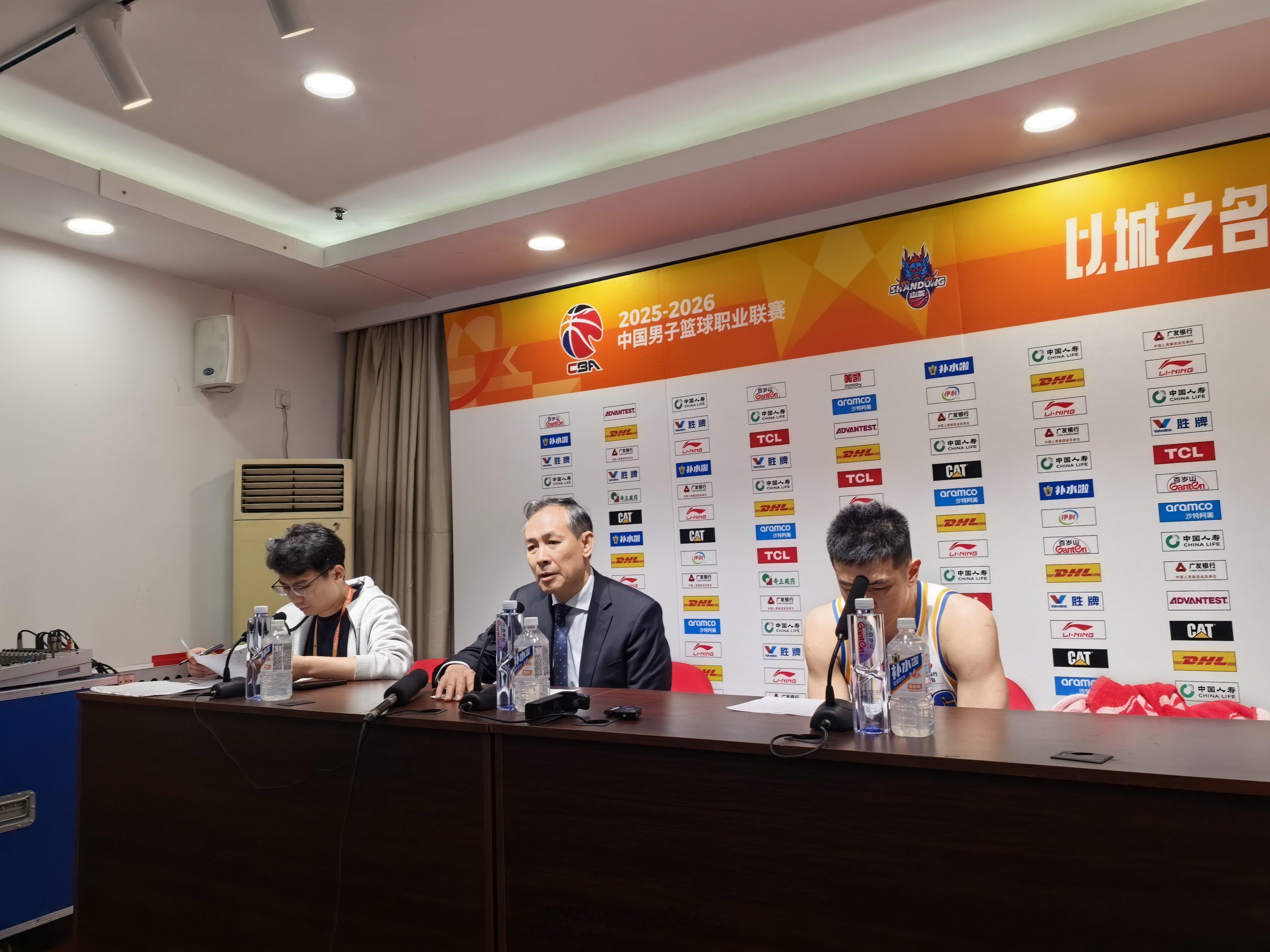 山东男篮vs北京男篮许导总结：这场比赛是大家拼下来的，在排名没定的情况下，要靠自