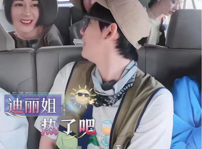 迪丽热巴：“妈呀！今天这太阳就是追逐我，我坐哪儿，它在哪儿。”

辛芷蕾：“太阳