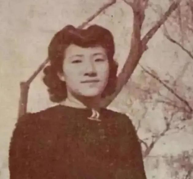 1934年，新婚第二天，苏青就撞见丈夫与表嫂抱在一起。她隐忍不发，接连生下5个孩