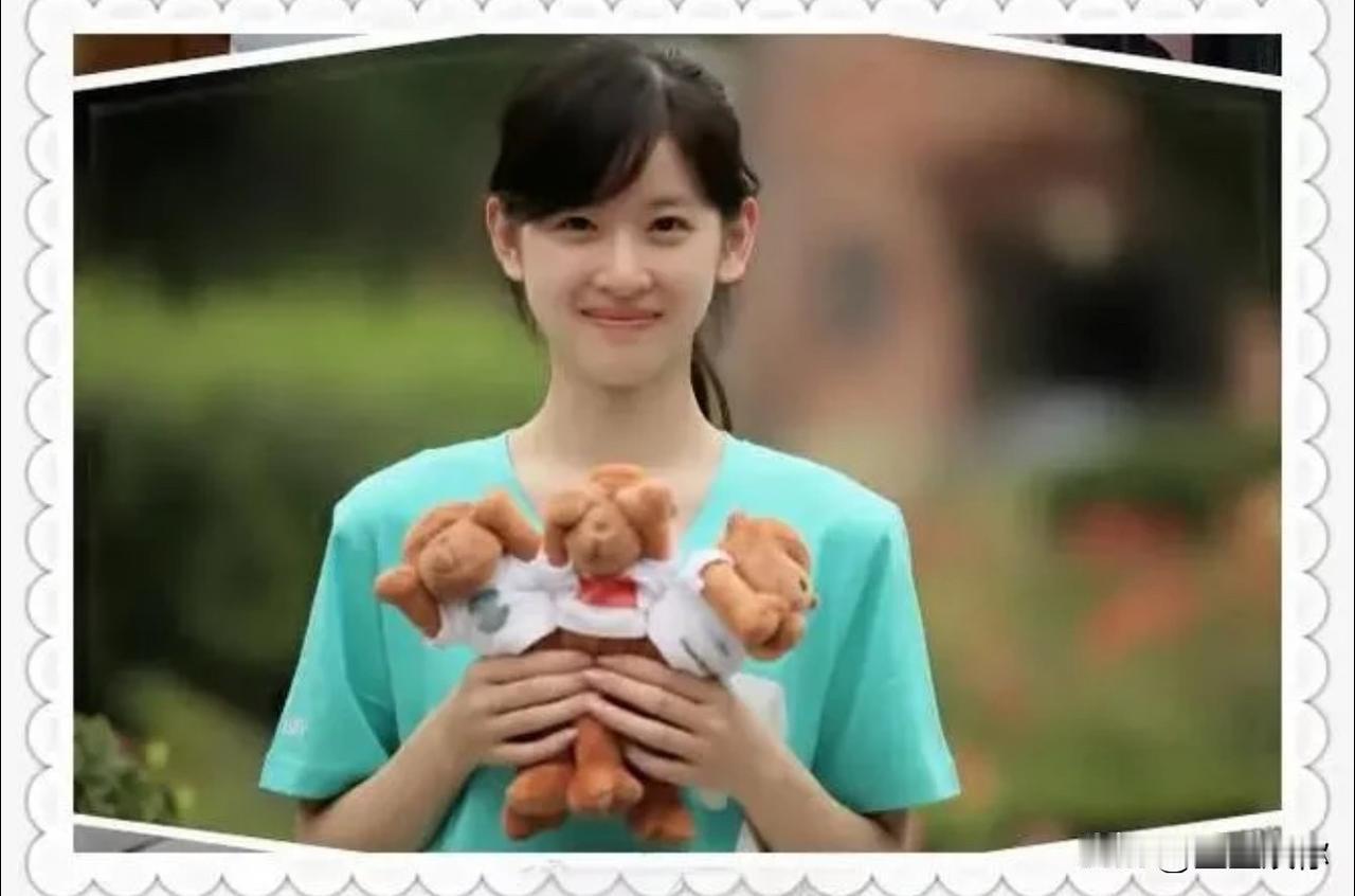 其实娱乐圈现在缺真美女，现在好多小花我感觉都是营销出来的，没有包装的话放在人堆里