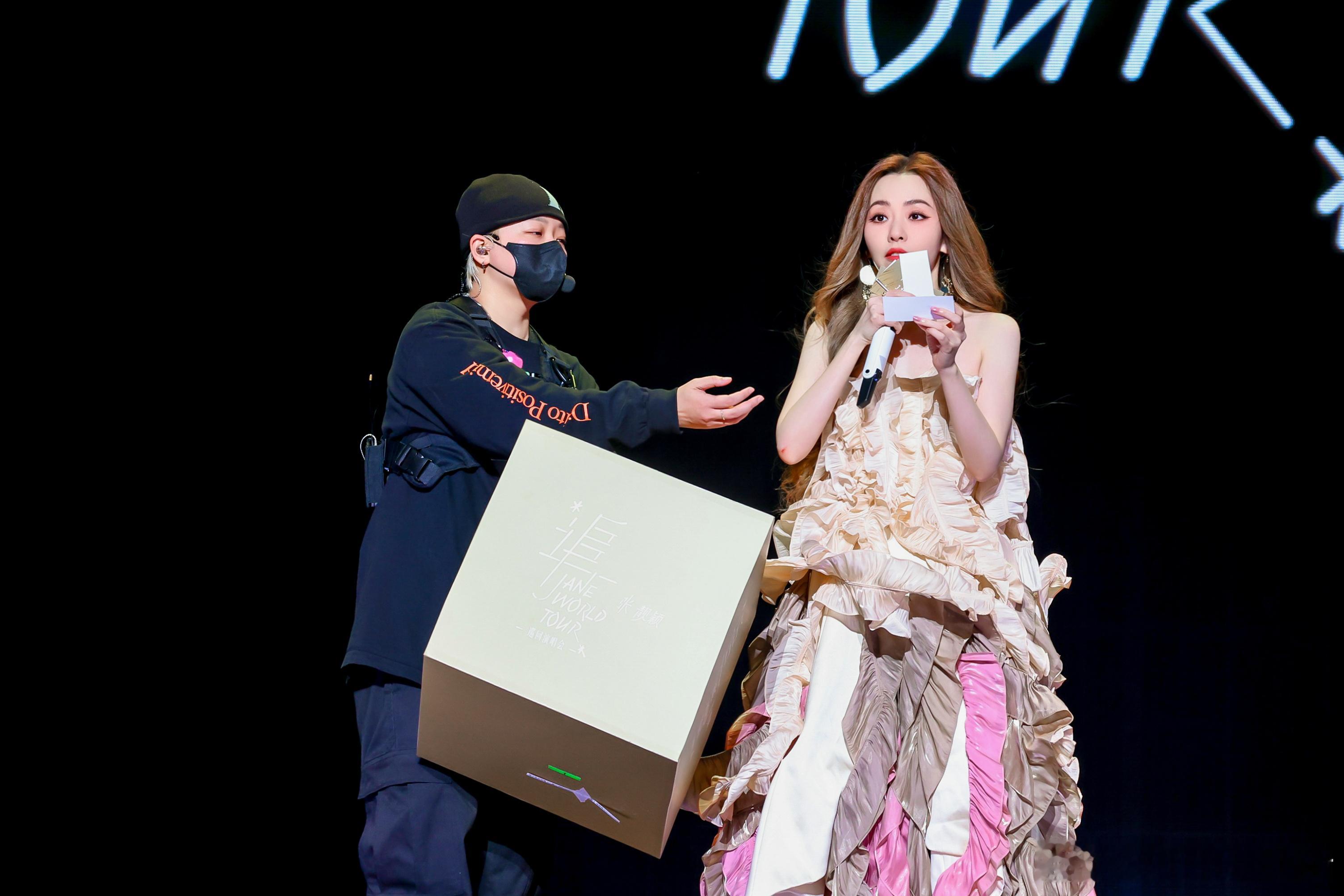 张靓颖演唱会现场送车天籁·鸿蒙座舱这波操作我给满分。一边是销量狂飙，一边是演唱会