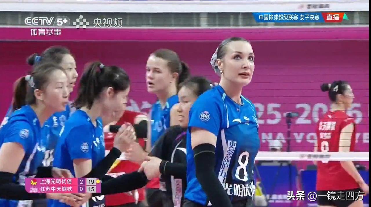 中国女排超级联赛总决赛第三回合，上海女排继续坐镇主场对阵卫冕冠军江苏女排，两队在