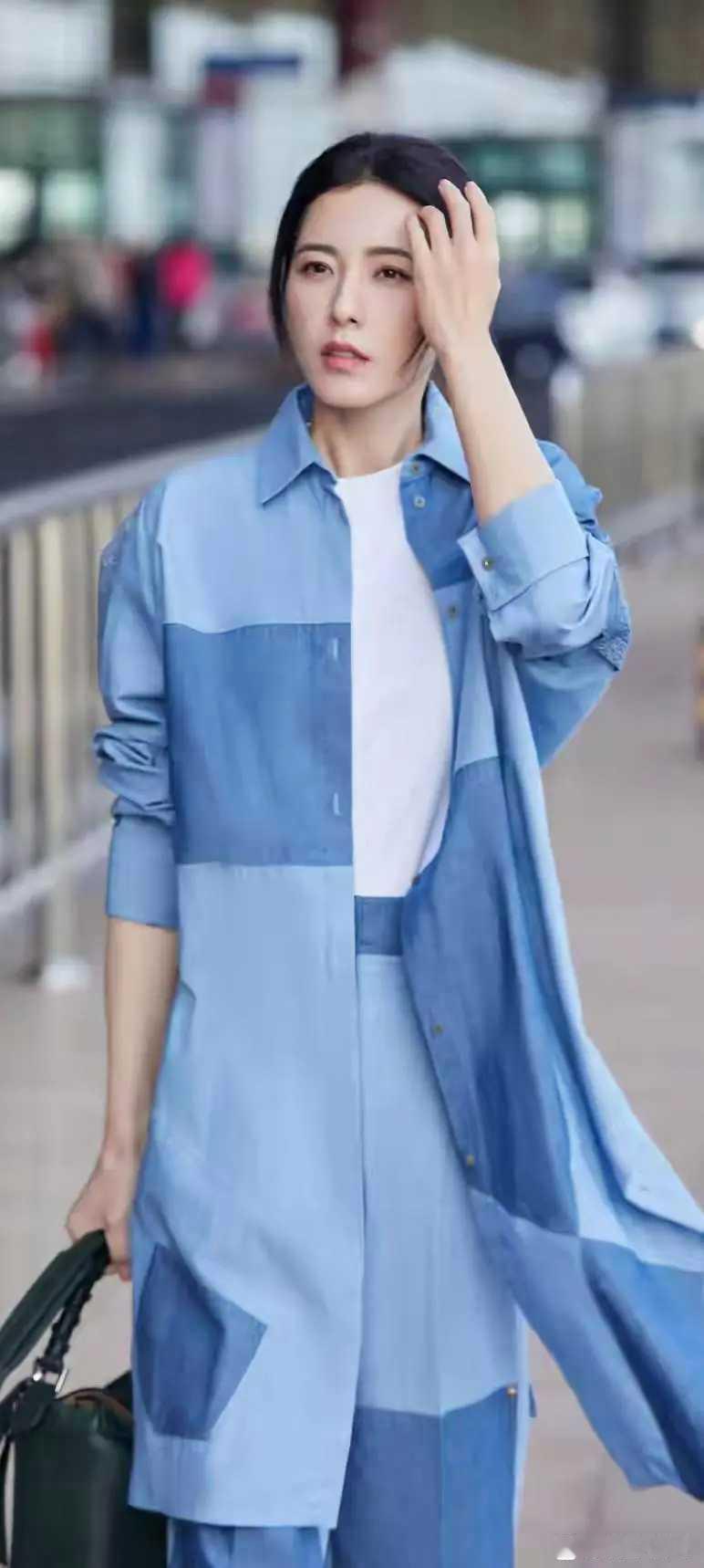 四十九岁的曾黎还是单身，也没有什么绯闻曾黎可是当年班级的校花。须然事业不温不火，