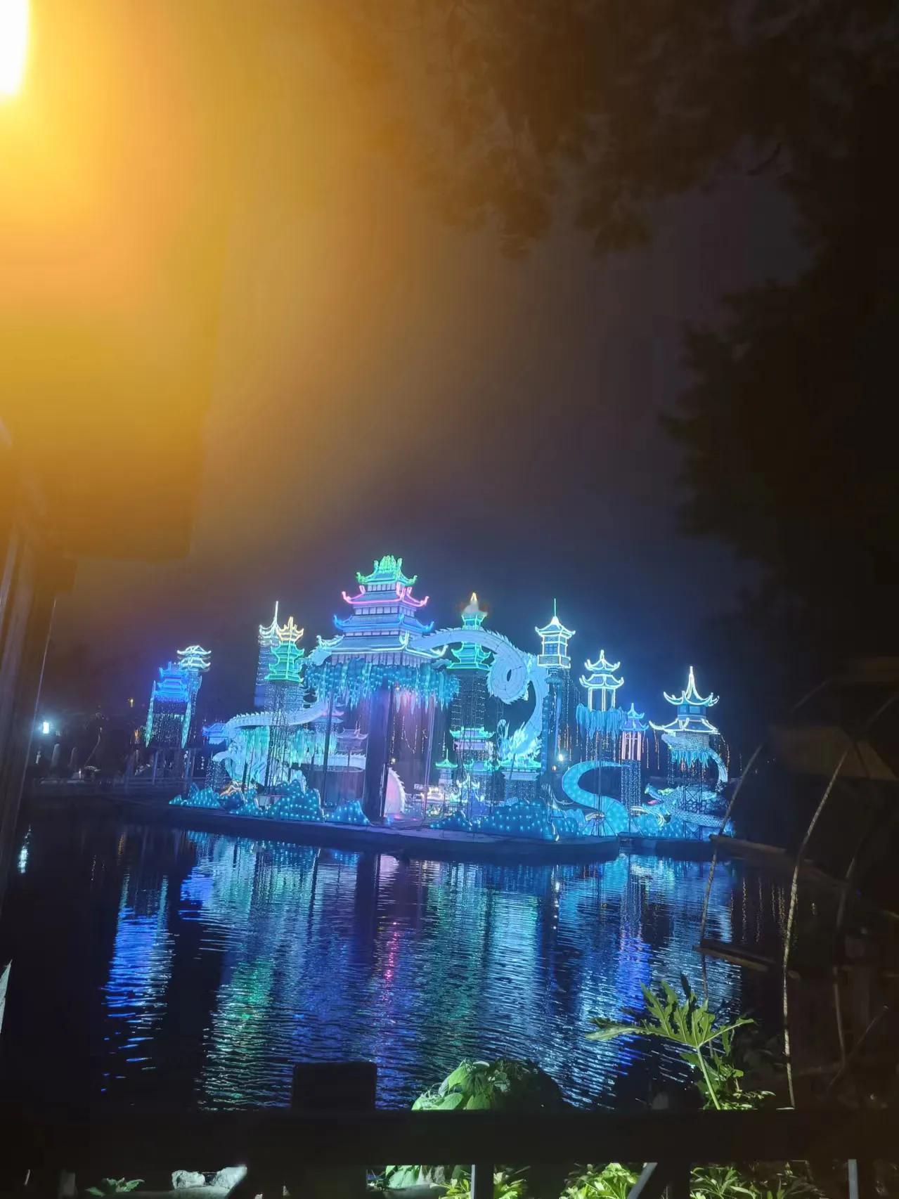 锦绣中华的夜实在是太美了，幸亏专门来了一趟，才能留下这么美的照片。[爱慕][爱慕