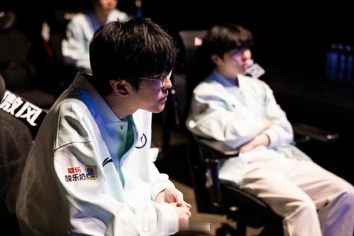 iG赛后群访 教练：大比分输掉很惋惜和可惜 会针对不足之处去调整。感觉IG的野辅