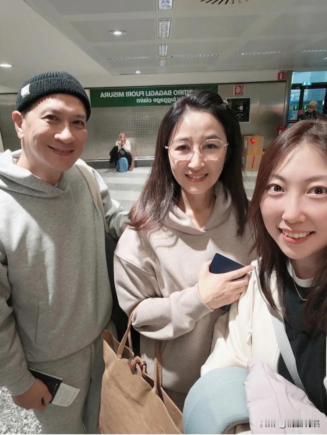 这一对香港知名的恩爱夫妻同框了，好难得啊！
关咏荷和张家辉一起外出旅游现身机场，