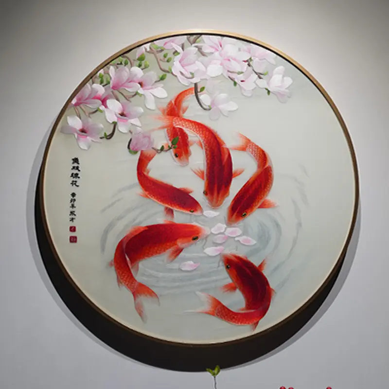丝绣红鲤逐芳瓣，玉兰一圆纳吉祥 柔丝织锦鱼戏春水，玉兰落清池，六六大顺...