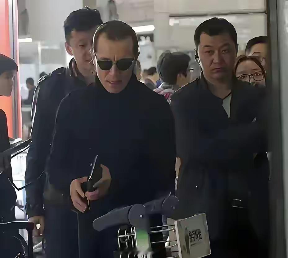 2017年，李咏生前现身机场的一张留影，当时已确诊癌症，准备登机前往美国治病。李