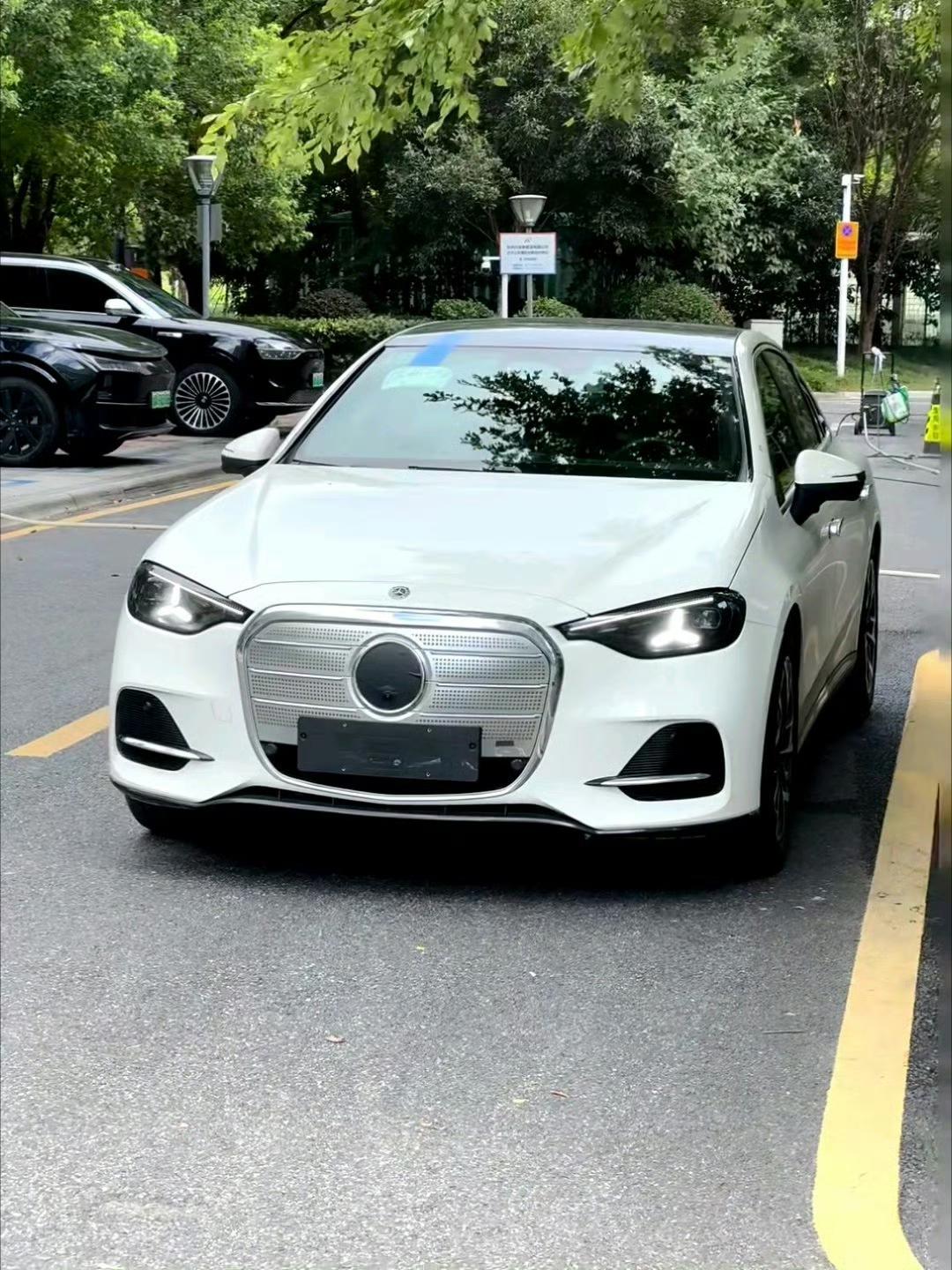 街头偶遇纯电奔驰 C级在做测试。外观造型满分 10 分，你给几分？