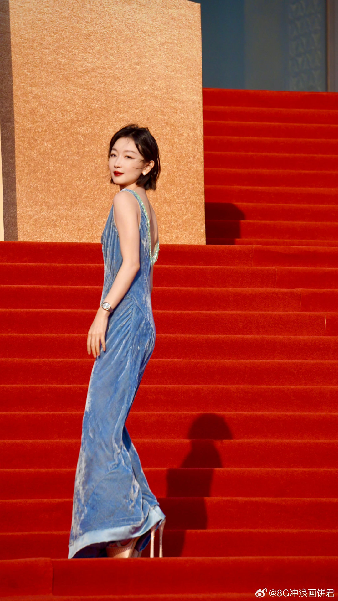 周冬雨下班跑起来了 裹着披肩奔跑的周冬雨，像极了电影里那个终于收工、急着去见重要