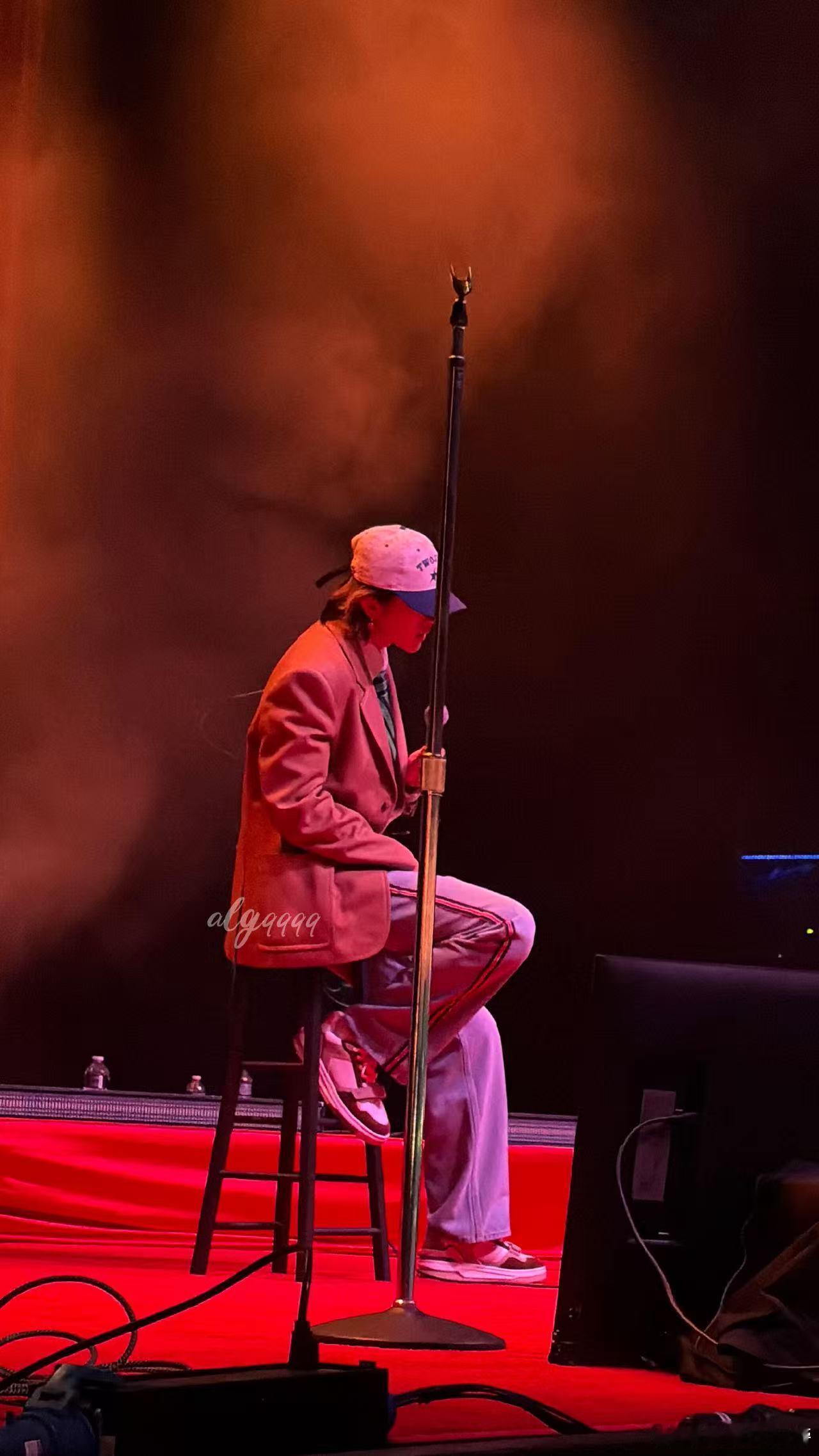 蔡徐坤伦敦唱了Remedy蔡徐坤现场版的Remedy就是神曲来的 路人朋友都过来