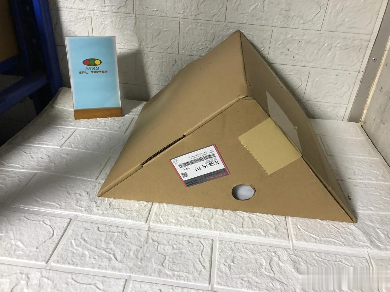 飞度GK5倒车镜
制造商：本田制锁，看着挺奇怪的一家公司
它不仅制锁，也制造倒车