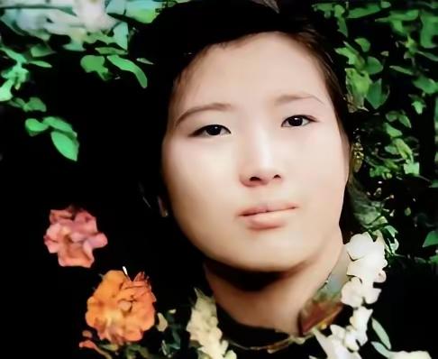 1955年，武汉女大学生吴明珠，放弃了城里的工作，趁父母不注意，连夜逃往新疆，父