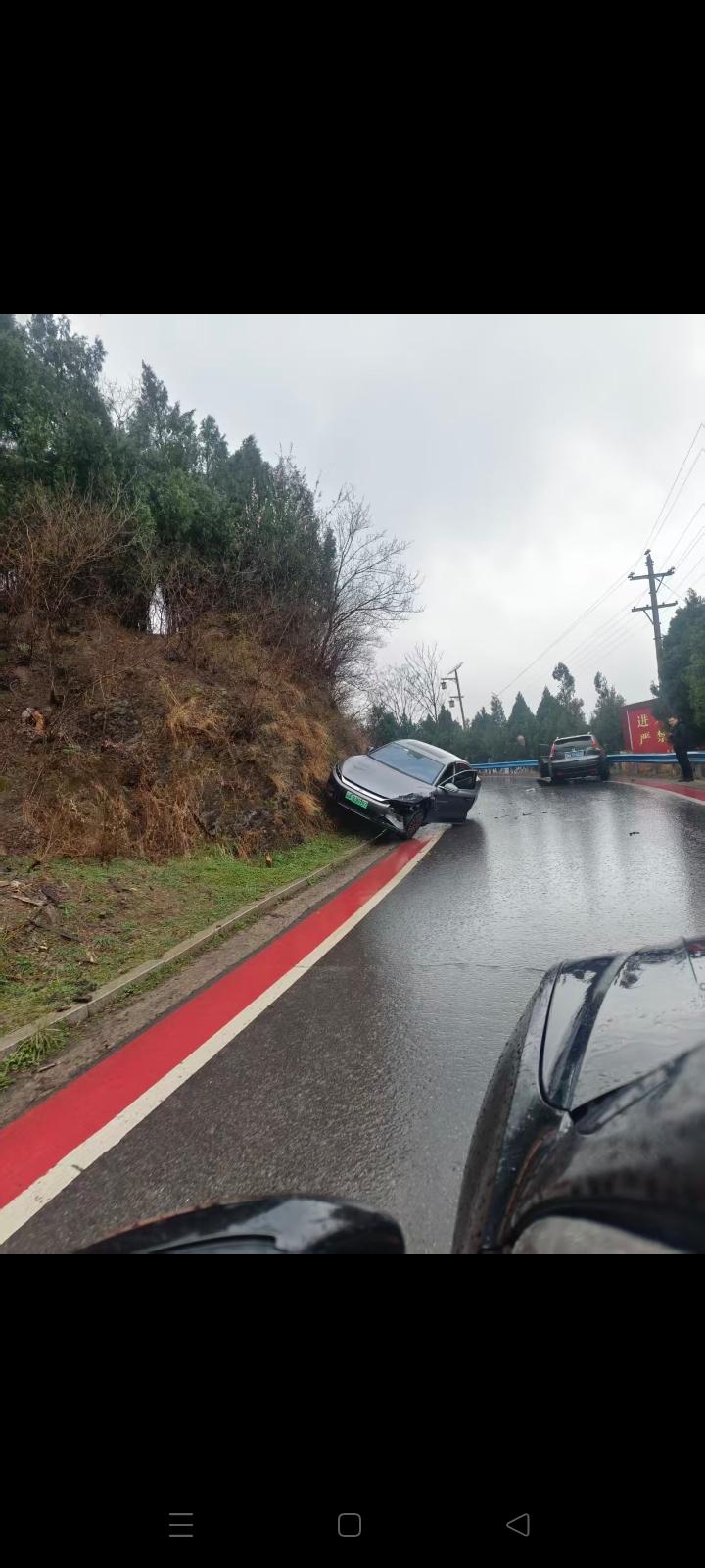 雨天山路开车真的要小心！
 
刚路过就撞见这一幕，一辆新能源车直接怼到路边坡上了