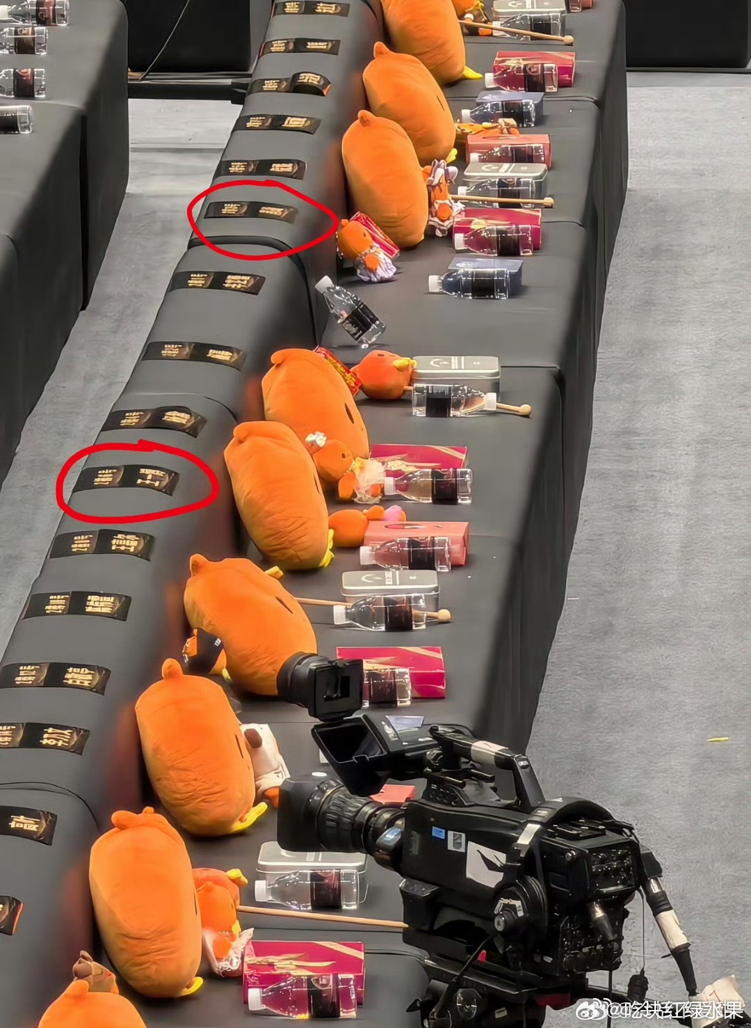 我去我去 王一博 肖战直接只隔了三位！！最要命的是肖战的座位还是23！！！谁懂啊