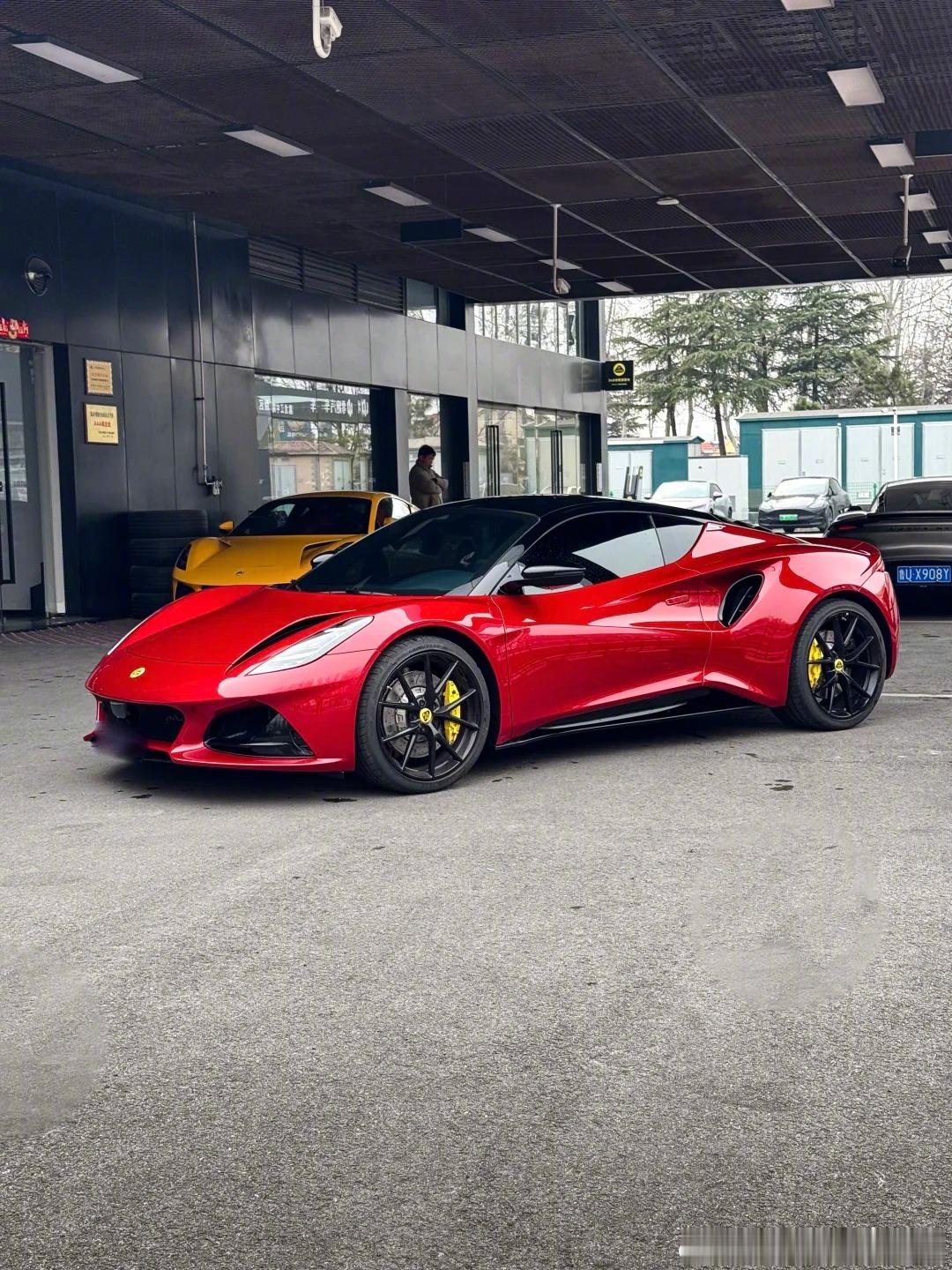 这个颜色的LOTUS emira，也太像内啥了