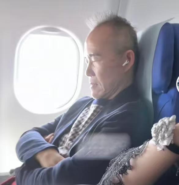 田朴珺不在，王石假发都不戴了！
网友在飞机公务舱偶遇74岁的王石，他戴着耳机一个